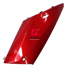 Osłona podłogi pług Honda SH 125 2013 prawa czerwona [OEM: 64321K01900ZF]