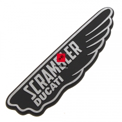 Emblemat baku Ducati Scrambler 2018 2021 2022 lewy [OEM: 43819402A]