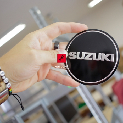 Logo, emblemat na dekiel impulsatora Suzuki GS 500 [89-03] [OEM: 6823301D00]