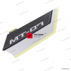 Naklejka osłony owiewki baku prawa Yamaha MT-07 [OEM: BAT217F261]