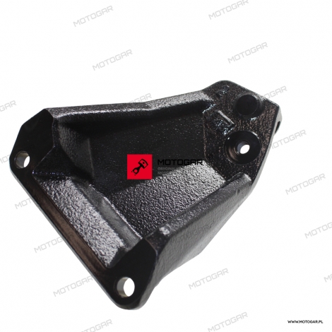 Uchwyt podnóżka kierowcy, lewy Suzuki VZR1800 [OEM: 4352148G01]
