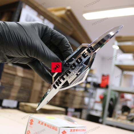 Emblemat osłony zbiornika Suzuki VL 1500 2005-2009 prawy [OEM: 6811110FB1]