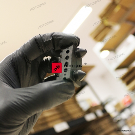 Poduszka, gumowy dystans kanapy, siedzenia Suzuki GZ125 Marauder, GSF400 Bandit, DL1050 V-Strom, GSX1400 [OEM: 4514931300]